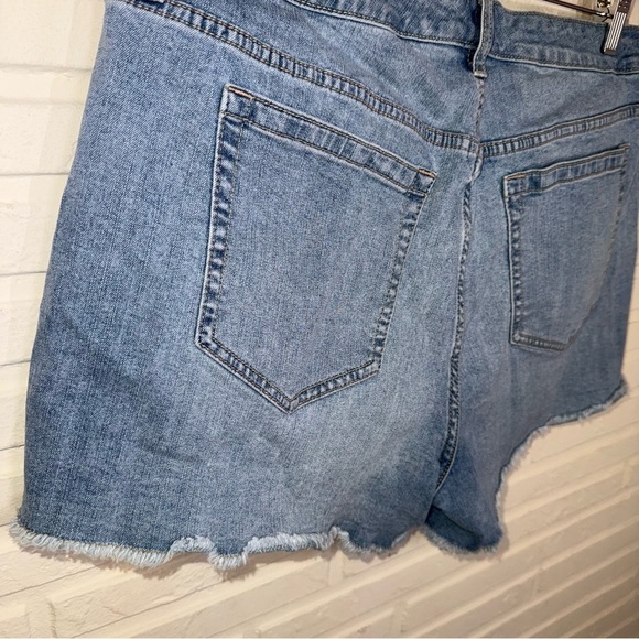 Torrid Light Wash Denim Distressed Shorts, Women’s Size 14 - Picture 5 of 7
